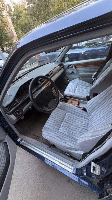 Продам Мерседес 124 E200