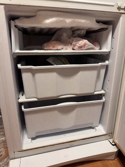 Продам холодильник Indesit