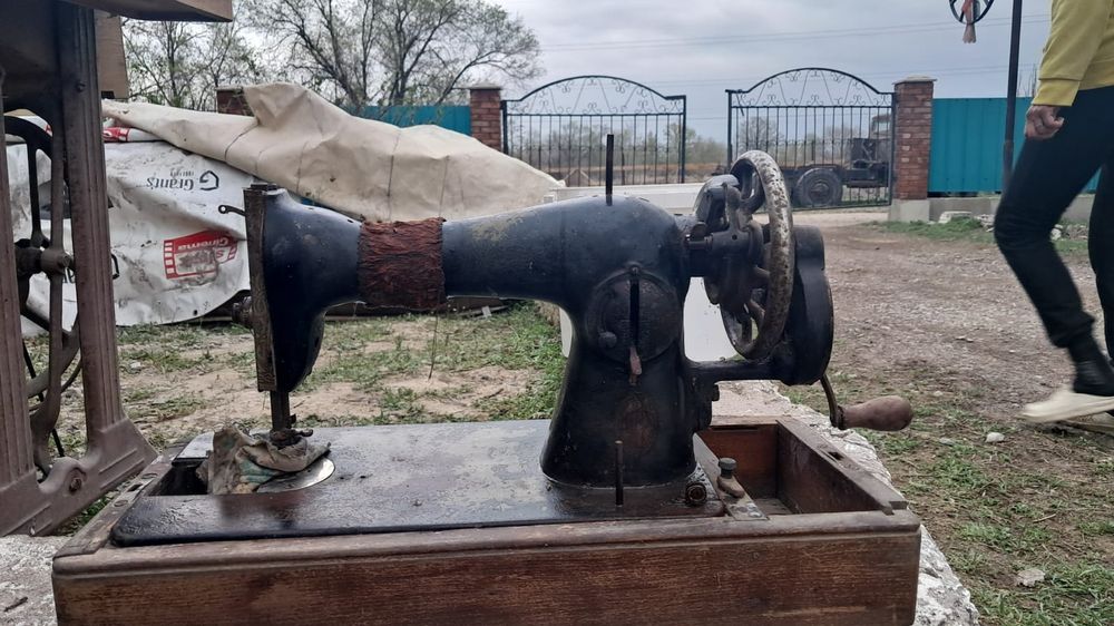 Две швейные машины,цена договорная