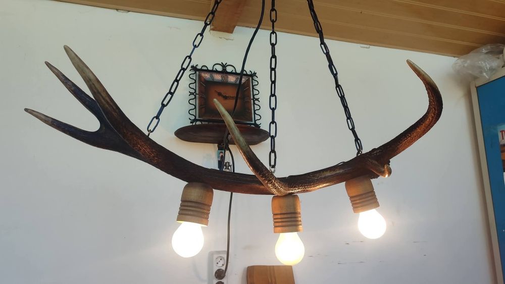 Ръчно изработен полилей от еленови рога с ръчно изработени дървени чаш