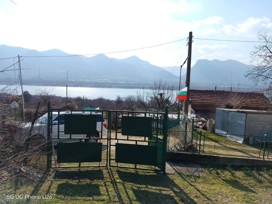 Продавам вила с два парцела