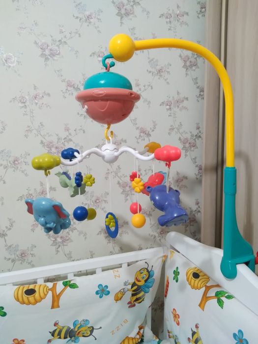 Игровой коврик и игрушка для кроватки