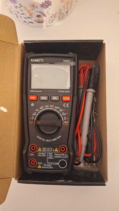 Multimetru digital cu auto-range True RMS.