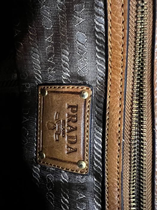 Оригинална чанта Prada Vitello Daino Leather Shoulder Bag (Кафяв / Карамел)
