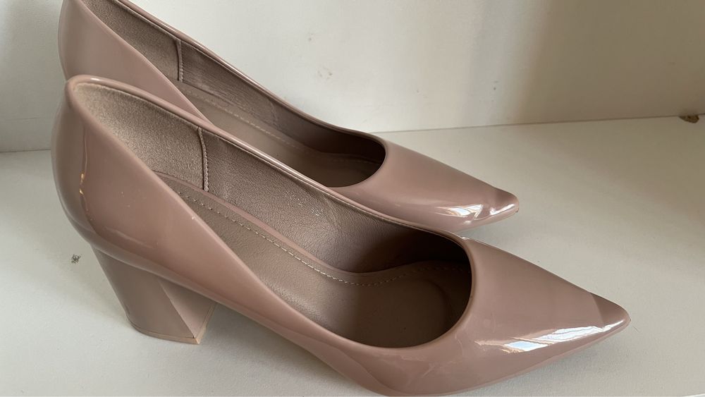 Продам обувь. Размер 40,39