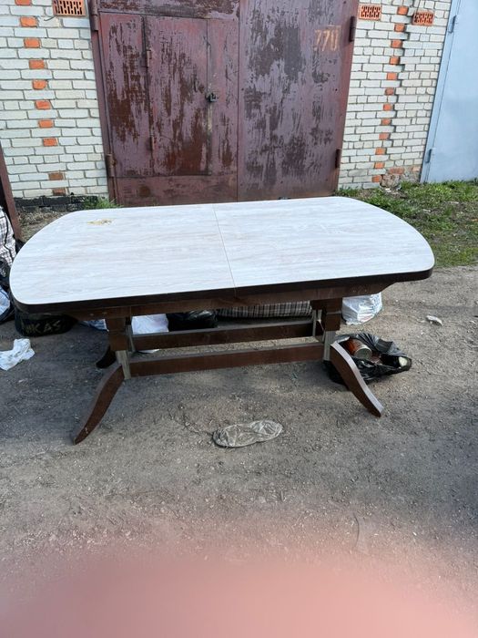 Стол обеденный раздвижной.
