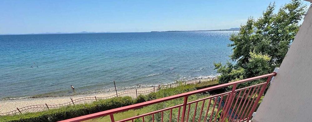 Стилен двустаен апартамент с гледка море, Първа линия море