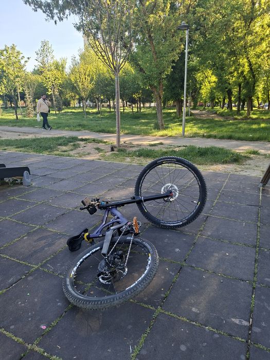 Bicicleta full suspension