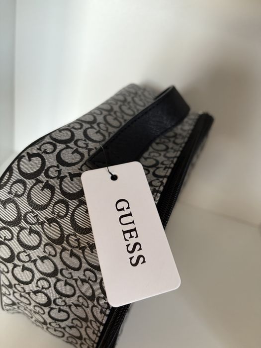 Несесер за козметика Guess