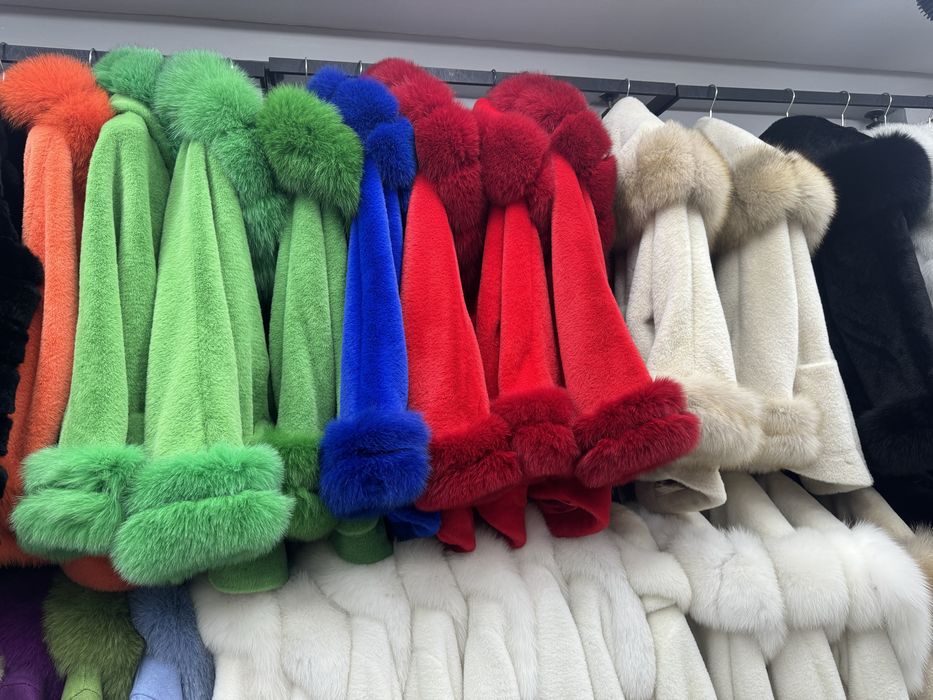 Vand haina din lana Alcantara cu vulpe naturala la 1200 lei