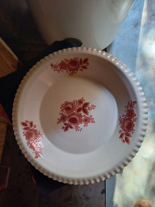 Чашки эмалированные, ведро.