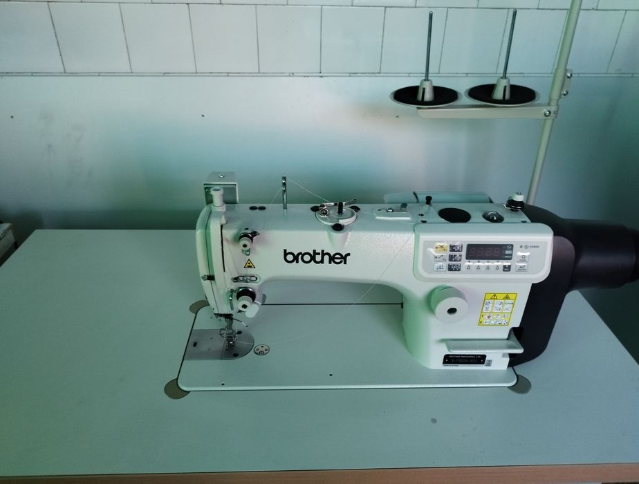 Vând mașină de cusut liniară cu 1 ac direct drive Brother S7100A-403/E