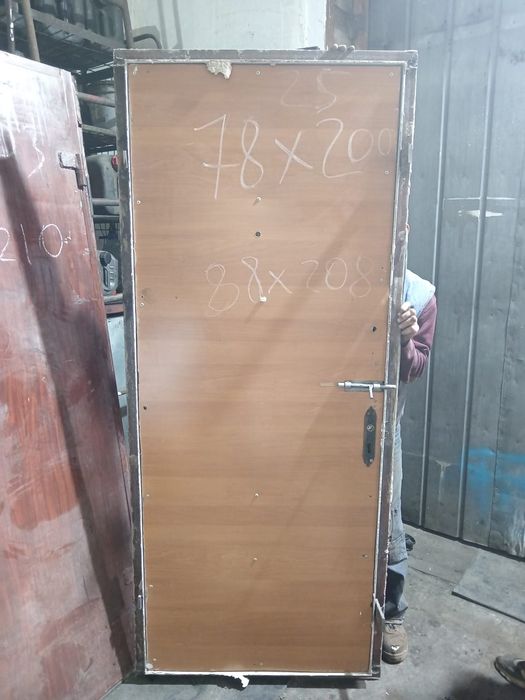 Продаю двери входные