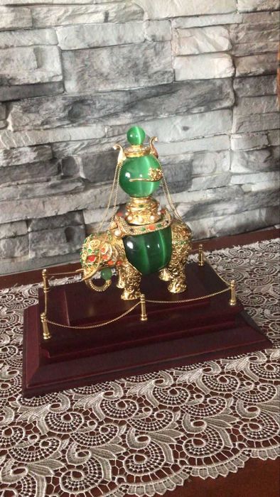 Статуэтка слона на подставке