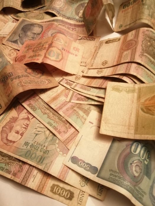Vând bancnote românești si straine ca numar sunt 70