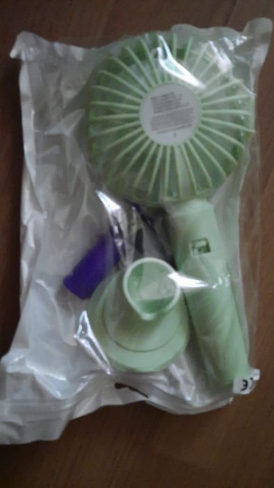 Mini- ventilator portabil cu  acumulator  si 3 trepte de viteză.