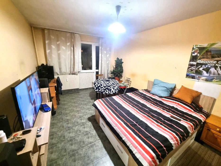 Продава се просторна гарсониера – кв. Младост 1