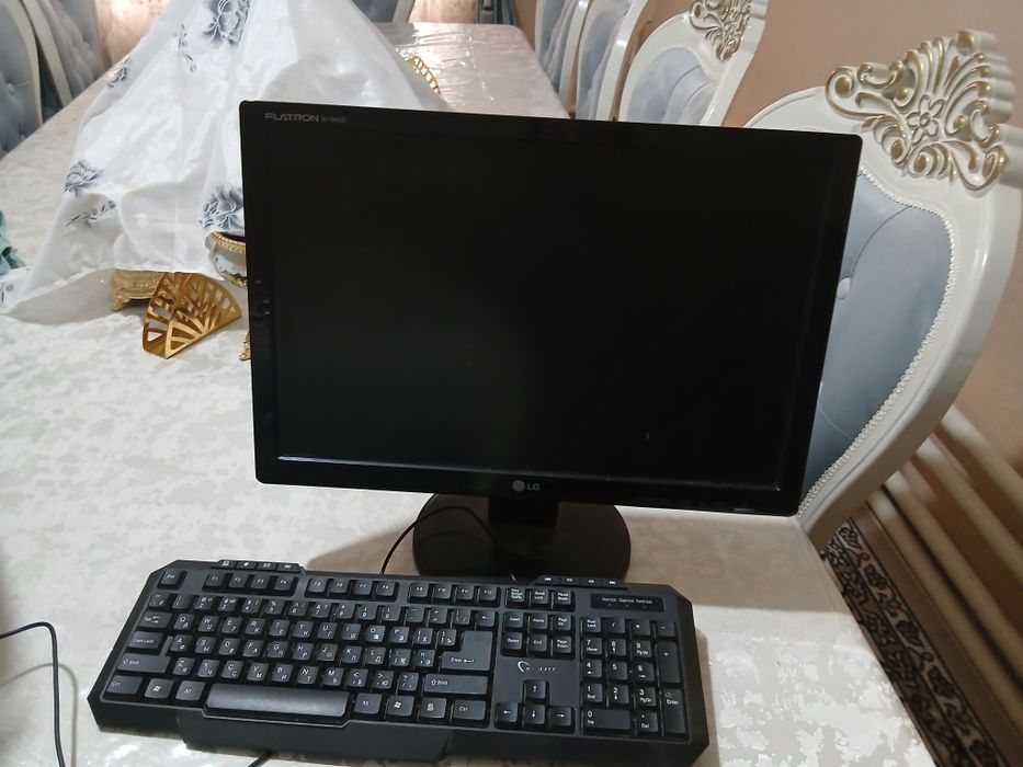 компьютер с клавиатурой