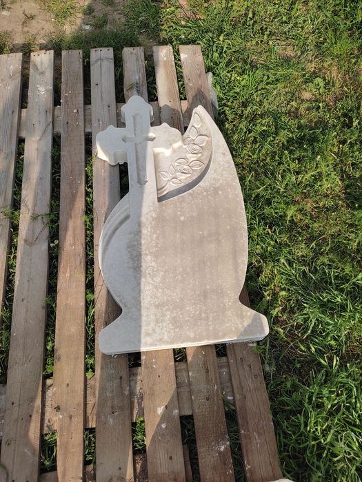 Vând cruci ciment alb