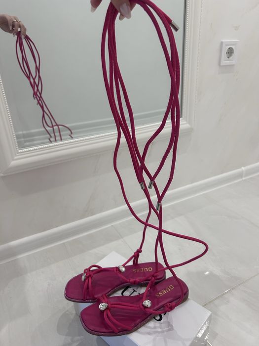 Guess оригинални сандали с връзки!