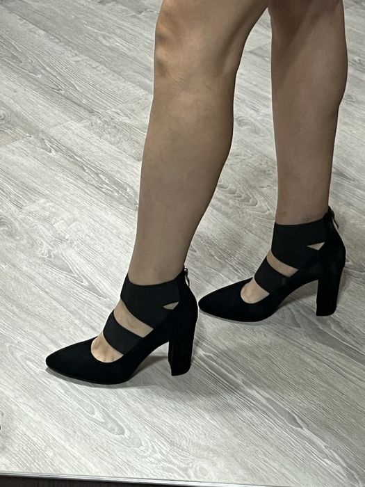 Замшевые туфли на каблуке