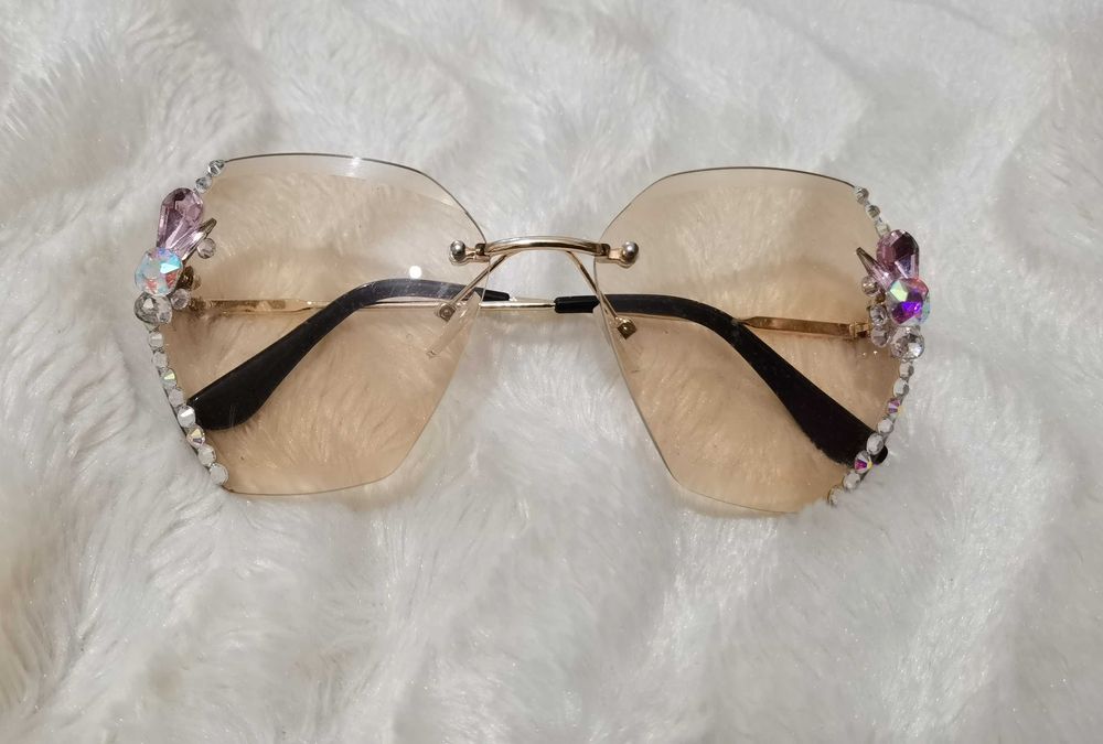 Нови слънчеви очила. С камъчета отстрани.