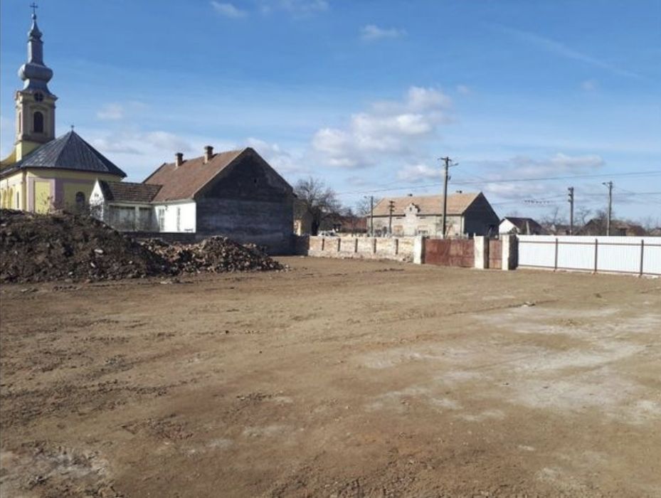 Vand / închiriez  teren comercial in Secusigiu ,central .