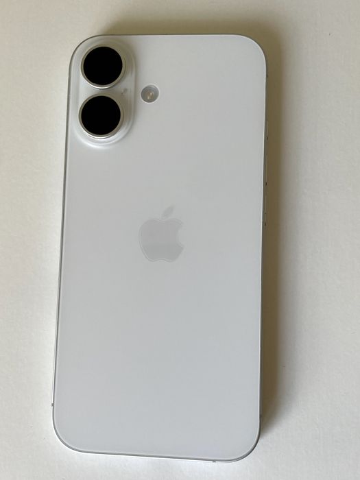 iPhone 16 / 256 GB / Alb / Stare excelentă + 6 huse