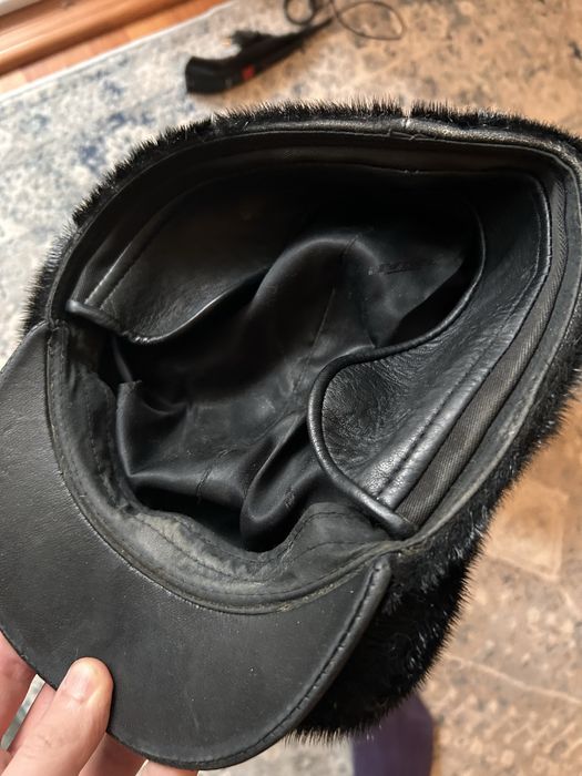 Меховые шапки и кепка