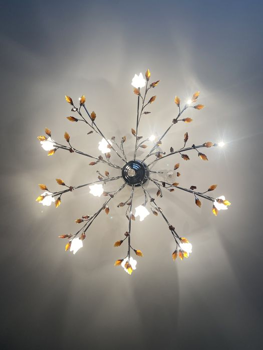 Продам люстру с 16 лампочками