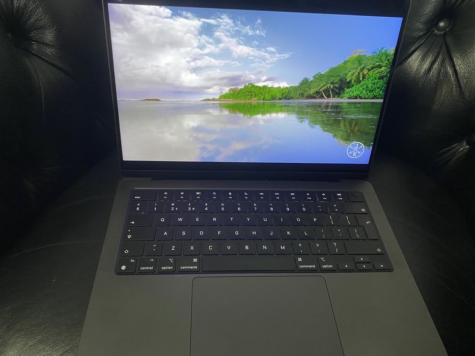 MacBook Pro 14-inch/ M3 Pro / 18 Gb RAM / 512 Gb / Black / Foarte bun