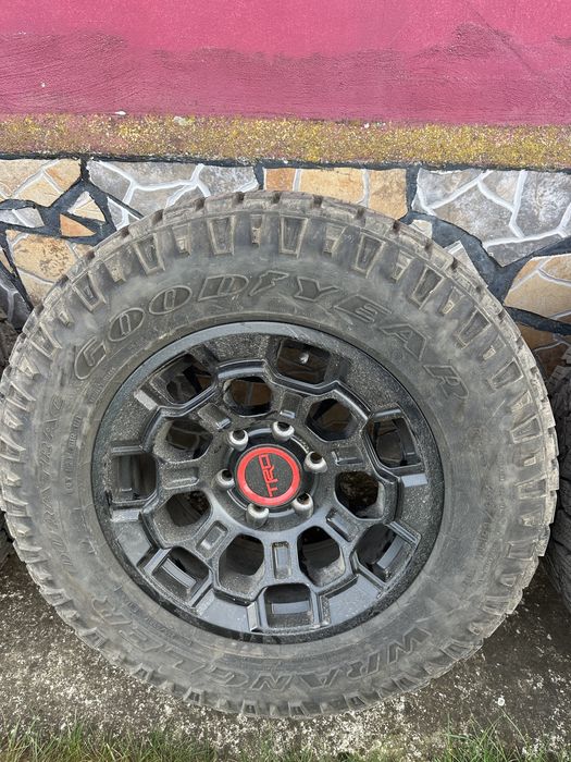 Тойота Хайлукс гуми с джанти