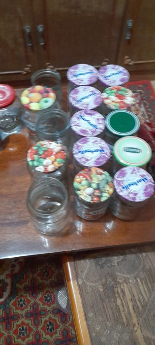 Банки стеклянные с крышками чистые.