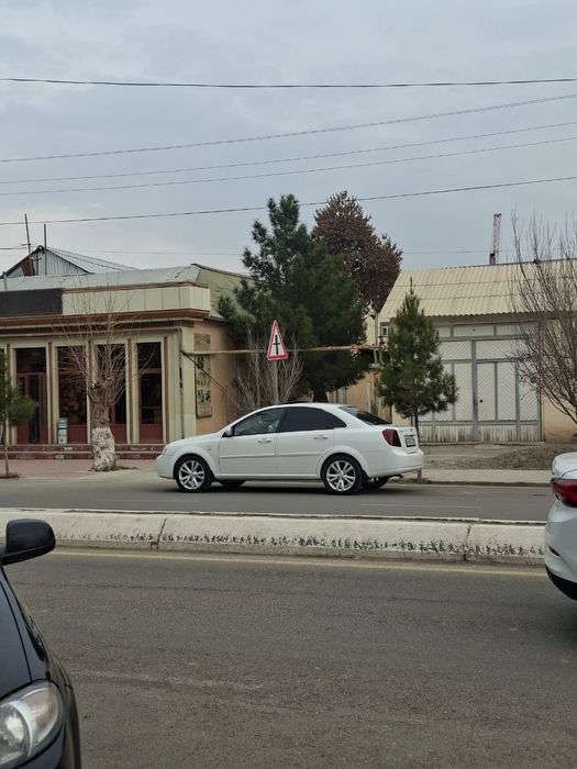Lacetti 1.6 sotiladi