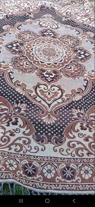 Малък и по голям ръчно тъкани ориенталски килими