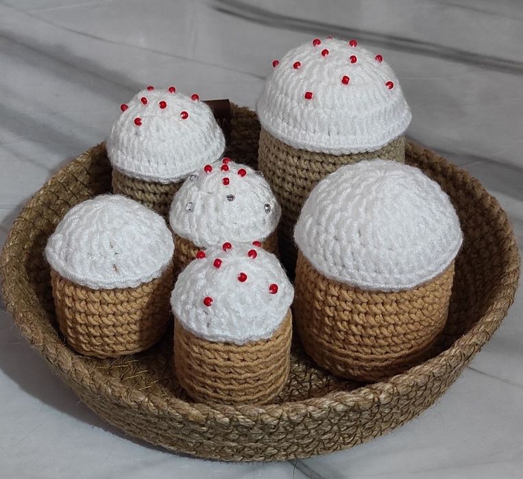 Вязанные к Пасхе яйца, куличи. Брелки