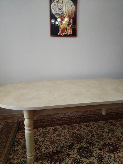 Продается стол гостинный