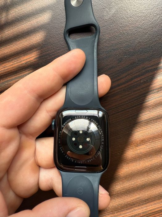 Продавам Apple Watch Series 8, 45mm, в отлично състояние.