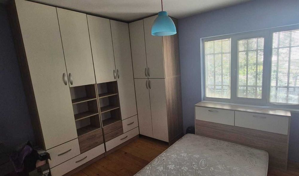 Голям ъглов гардероб с ракла. Обзавеждане за спалня.