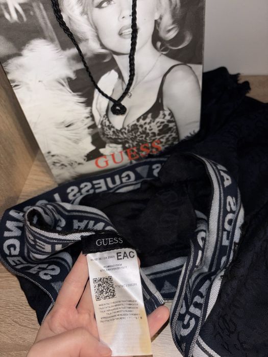 Eșarfă Guess blue marin cu imprimeu