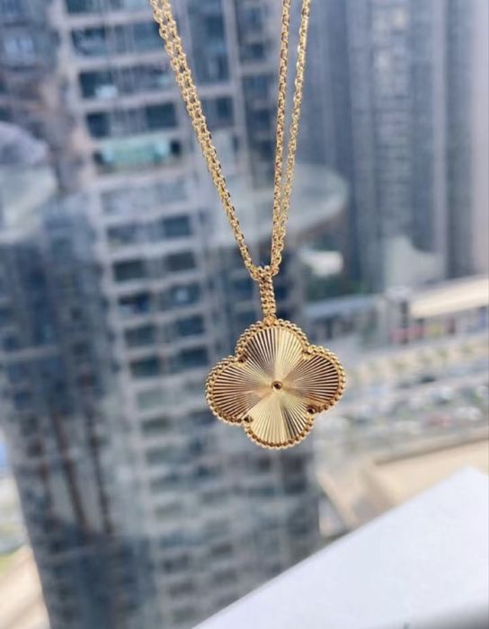 Позлатени колиета Magic Alhambra by Van Cleef & Arpels