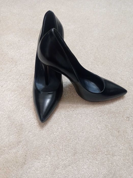 Нови елегантни обувки