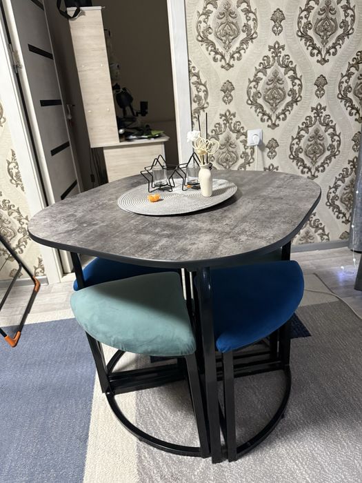 Обеденный стол компактный