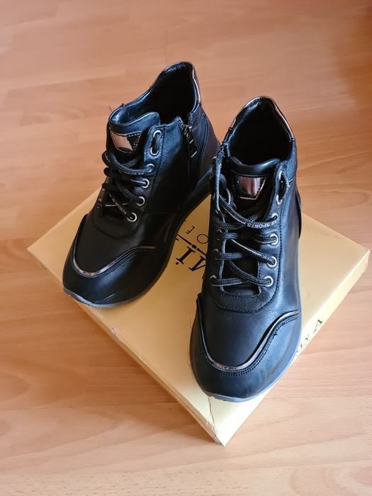 Кроссовки женские