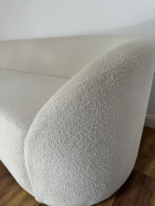 Canapea modernă bouclé alb, design curbat, stare foarte bună, 2 perne incluse