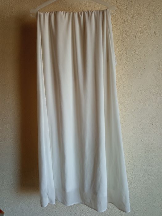 Рокля в бяло дълга