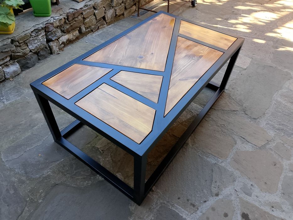 Холна маса от прахово боядисан профил и дърво