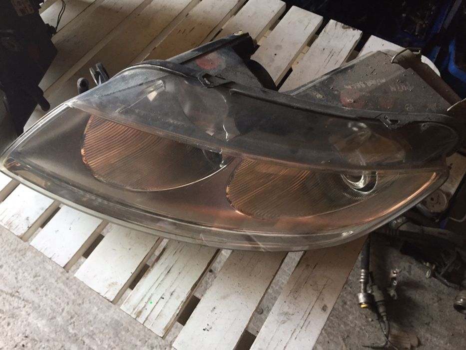 Far Xenon Vw Phaeton St pret 700 lei buc impecabil