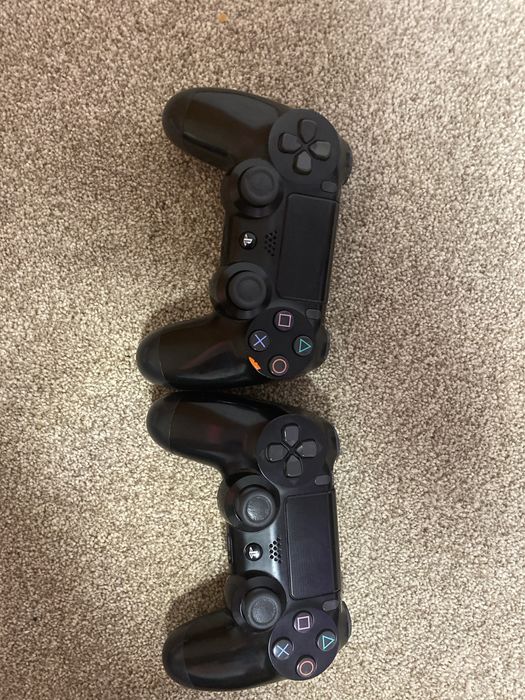 Vând PlayStation 1 TB