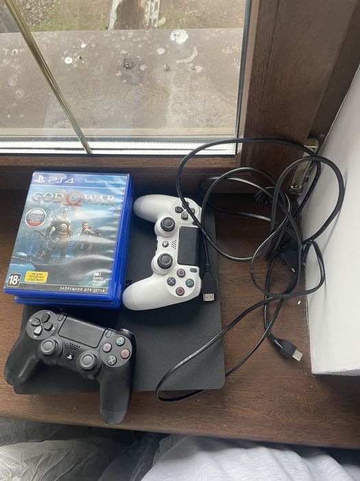 продам ps4 slim 1Tb